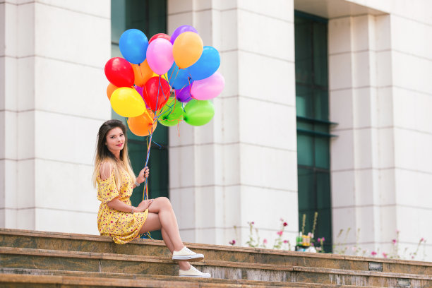 手里拿着气球的女人图片下载