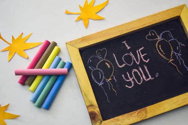 我爱你在黑板上孤立的白色背景图片下载