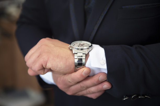 新郎在检查时间图片下载