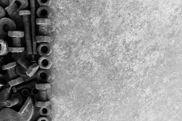 许多生锈的钢铁在水泥地面上拍摄黑白照片图片下载