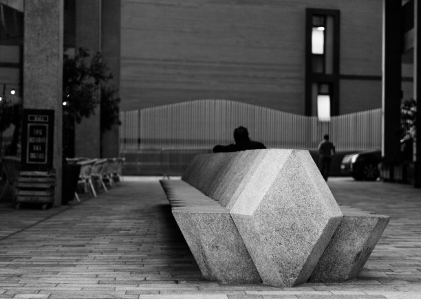 透视图的混凝土长凳与一个人的剪影图片下载