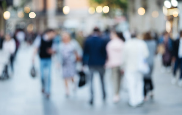 夜景中，面目全非的人走在街上。模糊图像图片下载