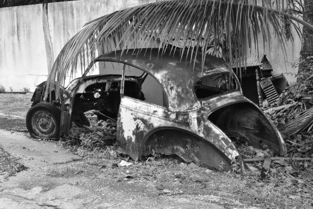 槟榔屿生锈的废弃汽车的黑白照片图片下载