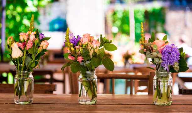 玻璃瓶里的鲜花排成一排图片下载