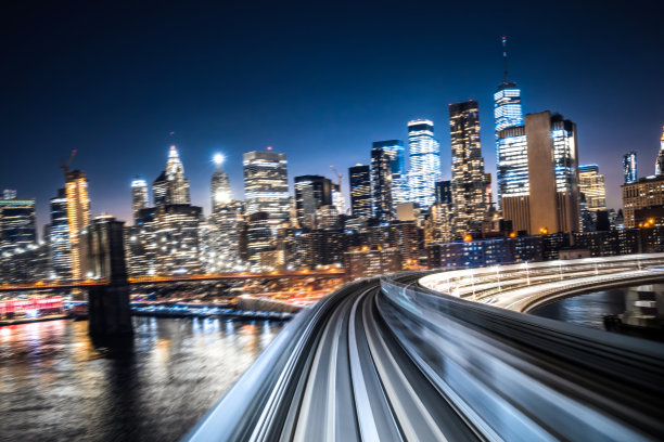 穿过纽约市的火车图片下载