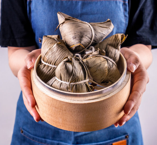 粽子，美味的串蒸粽子在蒸笼中握在女子手中，端午概念，合起来，抄空间图片下载