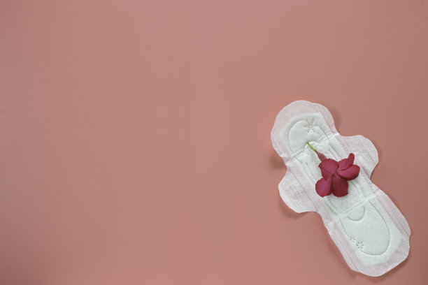 在女性卫生用品或卫生巾上印上粉红色的花朵图片下载