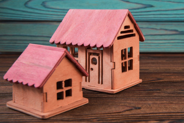 两幢房子以木制为背景图片下载