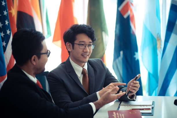 商人正在使用智能手机在网上做生意，现代网上商业的概念图片下载