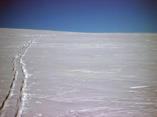 在冬季，汽车的轨道被阳光照亮图片下载