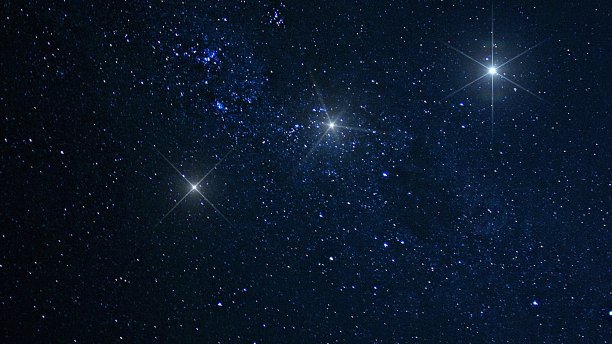 行星，星系，宇宙，星空，银河系，宇宙中的恒星和太空尘埃，长曝光照片，带颗粒。图片下载