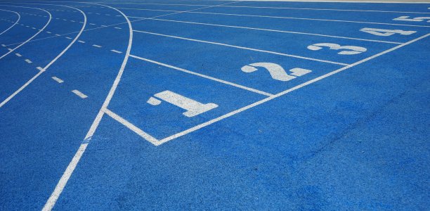 运动场中的跑道图片下载