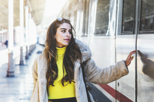 年轻女子在火车站等人图片下载