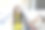 年轻女子在火车站等人图片下载