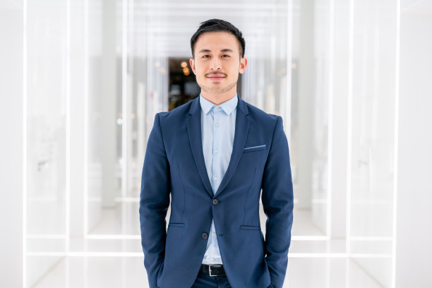 一个英俊的中国商人的肖像图片下载