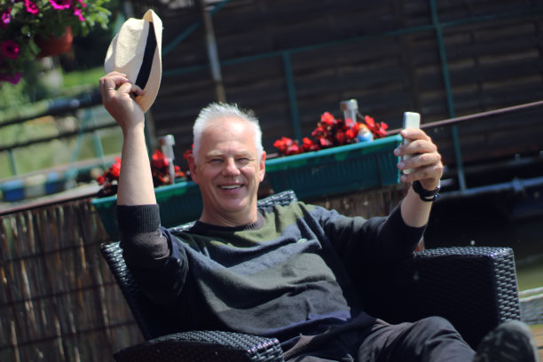 快乐老人享受图片下载