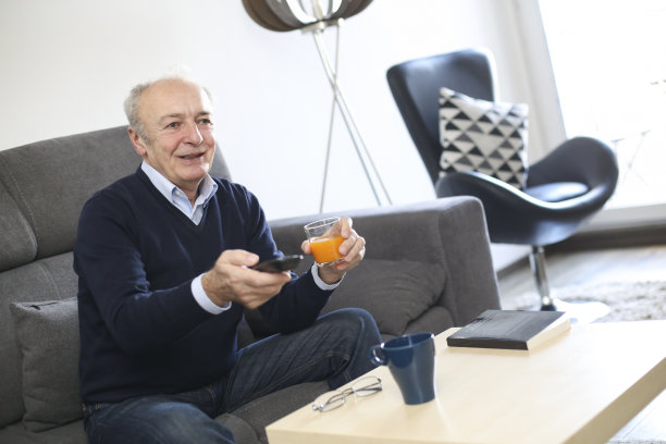 老人看电视图片下载