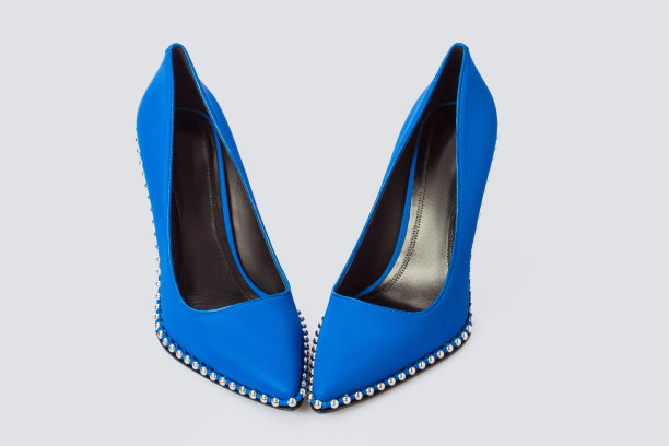 亮蓝色缎子装饰高跟鞋泵隔离在白色。图片下载