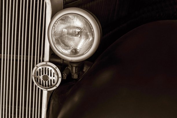 前半部分的复古车与前灯图片下载