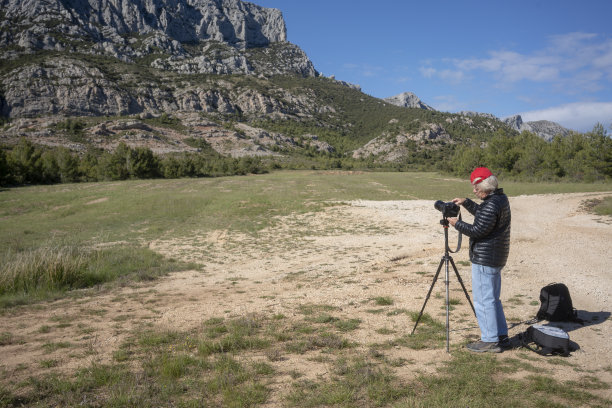 摄影师准备拍摄圣维克托瓦尔山图片下载