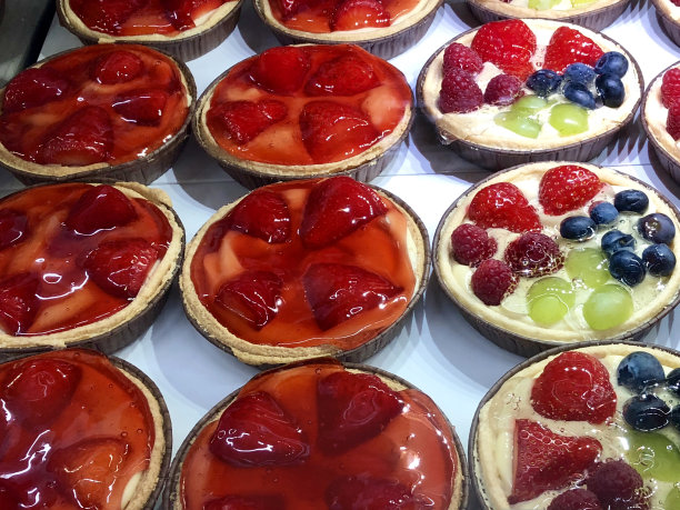 图片中有草莓、蓝莓、绿葡萄和覆盆子的法式蛋挞，带有酥皮馅饼的咖啡厅蛋挞，涂有草莓和浆果片的奶油蛋挞，糖霜，夏季布丁图片下载