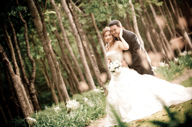 新婚夫妇享受浪漫时刻在一个夏天的户外。祝新郎新娘新婚快乐。图片下载