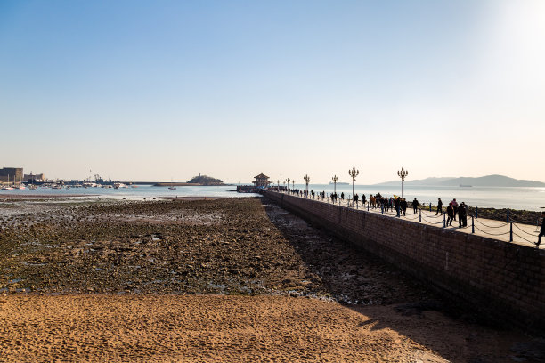 栈桥码头和小青岛湾。栈桥是青岛最著名的旅游景点之一图片下载
