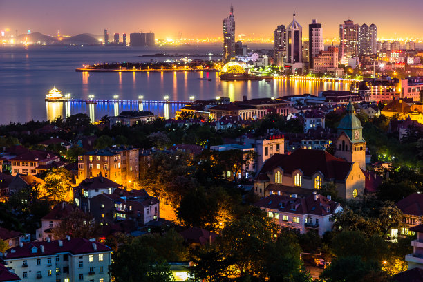 青岛湾和信义教堂在夜间从信号公园的山上看，青岛，中国图片下载