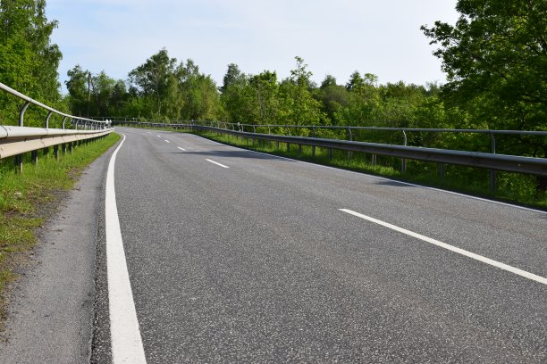 春天乡间小路的平缓曲线图片下载