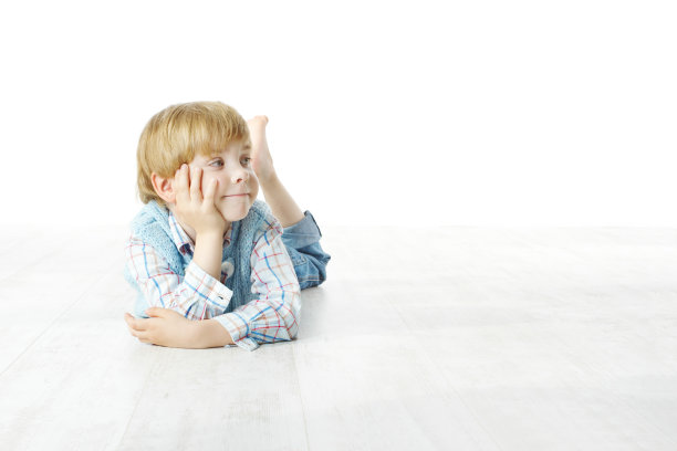 小男孩躺在白色的地板上，快乐的小男孩图片下载