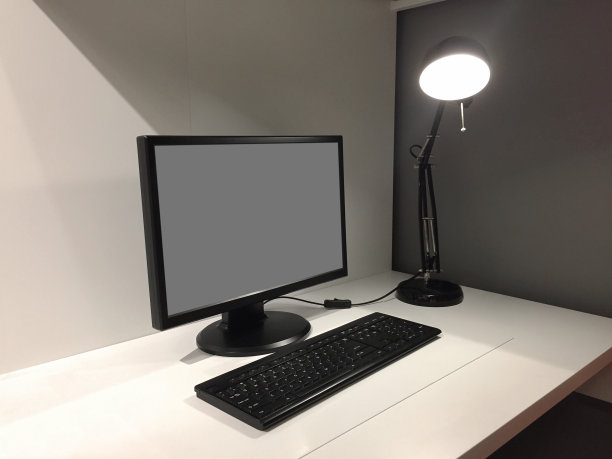 台式电脑(屏幕有剪切路径)、台灯、工作台图片下载