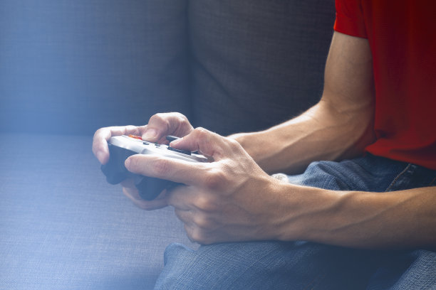 年轻人在晚上用游戏手柄玩电子游戏图片下载