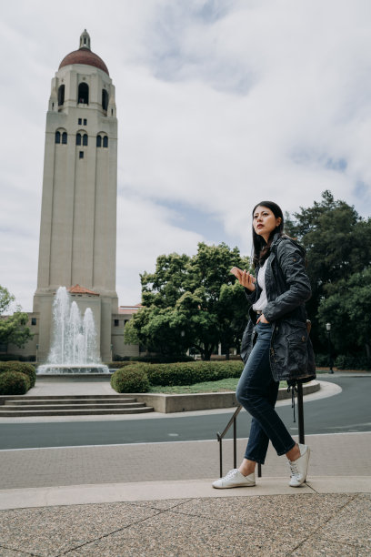 阴天教堂背景喷泉图片下载