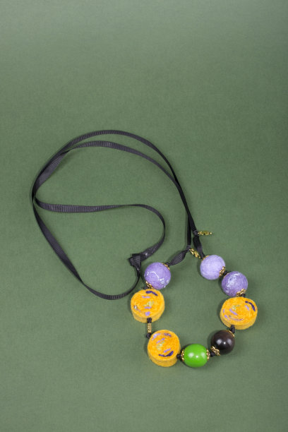 妇女的身体装饰由毛毡制成图片下载