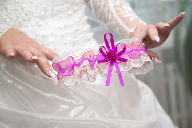 新娘展示她的吊袜带。时尚美女图片下载