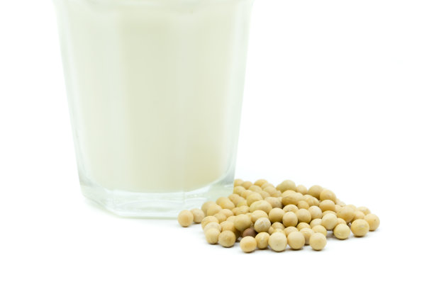 在白色背景上分离的豆浆图片下载