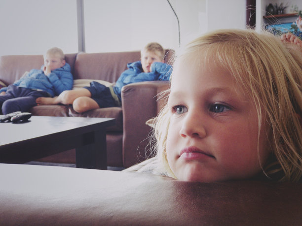 孩子们放松地看电视填满了画面图片下载