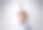 聪明的孩子站在灰色墙壁前图片下载