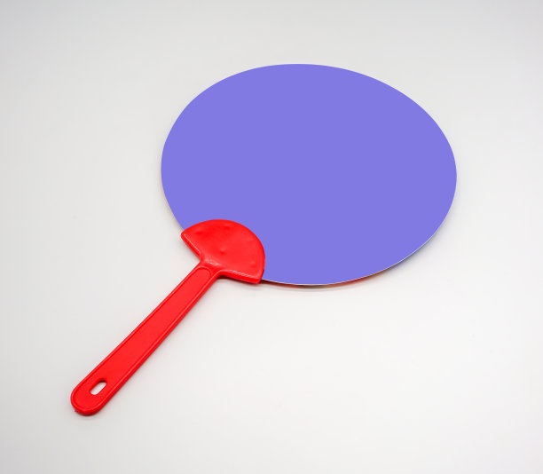 手握红色和蓝色塑料风扇孤立在白色背景。图片下载