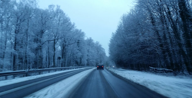 Brandenberg Brieselang附近的雪道图片下载