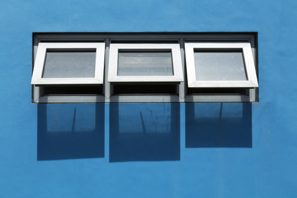 三扇小窗户和蓝色的墙图片下载