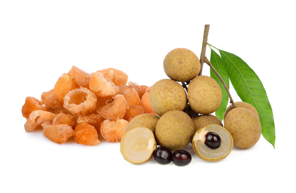 新鲜干燥的龙眼，叶子在白色背景上分离图片下载