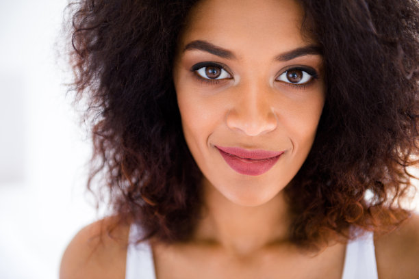 近距离的照片令人愉快的漂亮的华丽的女士有化妆，化妆，脸部感觉高兴凉爽感兴趣的关心，好迷人的波浪卷曲的发型公寓图片下载