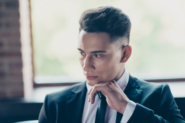 特写照片完美的英俊的他他他的体贴的样子侧手手臂下巴没有微笑最好的老板细心自信穿正式的衬衫夹克领带西装服装在室内现代的办公室图片下载