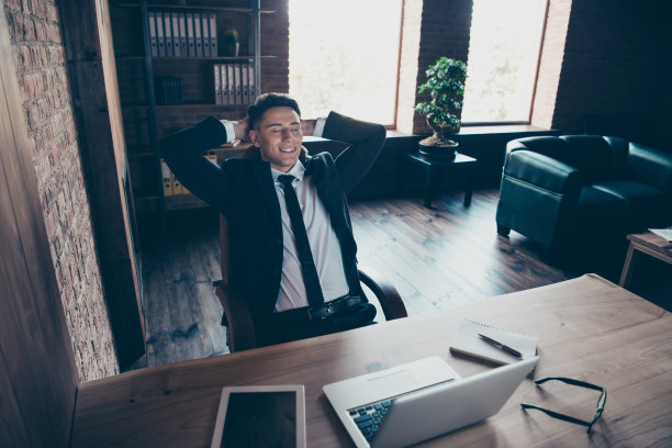 特写照片英俊的他他他他有空的分钟手手臂在头后面打盹休息睡觉欣喜若狂的笔记本桌子坐办公椅穿正装西装领带夹克服装服装室内着装图片下载