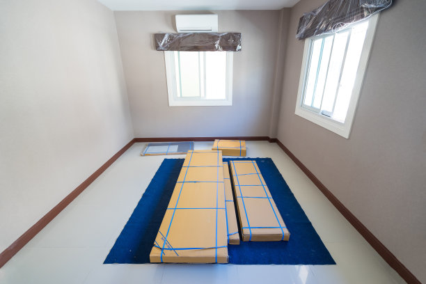 家具在箱子里拆卸待在卧室里建造-可用于产品上的展示或蒙太奇图片下载