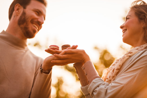 幸福的夫妇在户外吃杏仁饼干图片下载