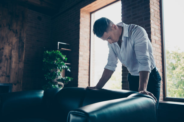 特写照片帅气的，惊人的，他，他，他奇怪的手，手臂，倚靠的沙发，沙发，沙发，沙发，沙发，沙发，安静的眼睛，闭着，深刻的思考，疑惑，穿着正式的，着装规范的，衬衫，站在室内，现代的办公场所图片下载