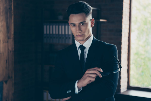 特写照片完美的样子英俊的他他他的体贴的手手臂握眼镜最好的首席细心的样子自信穿正装衬衫夹克领带西装服装在室内现代的办公室图片下载