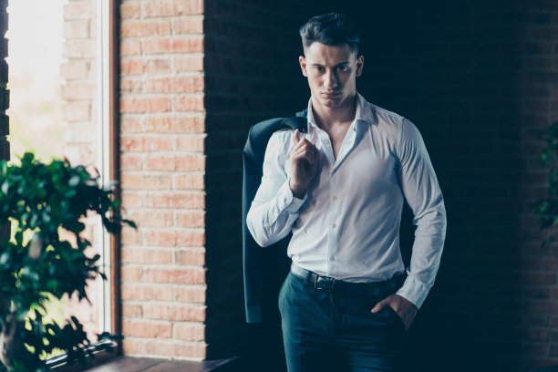 裁剪近距离的照片完美的时尚帅气的他他他体贴的保持沉默冷静的样子自信的样子脱下夹克穿正式的衣服衬衫领带衬衫西装服装室内办公室的地方图片下载